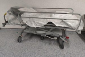 Krankenschwester im Krankenhaus, besorgt um steigende Ausgaben und Reformdiskussionen im Gesundheitswesen.