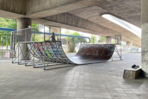 Kinder im Skatepark (Archivfoto), symbolisch für Kindeswohl-Einschätzungen in Nordrhein-Westfalen.