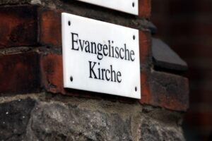 Evangelische und katholische Kirchenleiterrinnen fordern ausreichende Entwicklungshilfe für weltweites Wohlergehen.