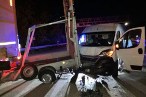 Autobahnunfall zwischen Kleintransporter und Sicherungsanhänger, Fahrbahn blockiert, Verletzter Fahrer.