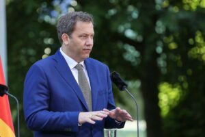 Bundesfinanzminister Lars Klingbeil präsentiert neue Schuldenpläne für den Haushalt 2027 in Düsseldorf.
