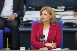 Julia Klöckner diskutiert parlamentarische digitale Selbstdarstellung und schützt demokratische Werte im Bundestag.