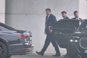 Lars Klingbeil auf dem Weg zum Koalitionsausschuss vor dem Bundeskanzleramt in Berlin.