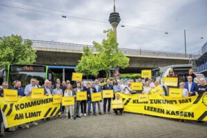 Fahrzeugkolonne gegen kommunale Finanzkrise: Feuerwehrwagen, Müllwagen und Kulturbusse in Düsseldorf.