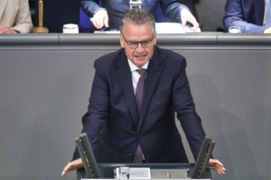 Günter Krings (Archivfoto) neben Hinweis auf CDU/CSU-Fraktionswechsel in der Bundesregierung, Bundestag.