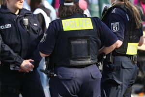 Polizistinnen kontrollieren Problemimmobilien; Maßnahmen gegen Sozialleistungsmissbrauch und ausbeuterische Wohnverhältnisse.