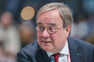 Armin Laschet diskutiert Abrüstung und militärische Stärke im Kontext internationaler Beziehungen.