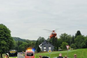 Feuerwehr und Rettungskräfte am schweren Verkehrsunfall in Bergisch Gladbach-Herrenstrunden, mehrere verunglückte Autos.
