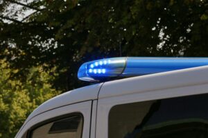Polizisten sichern Unfallstelle am Kreisverkehr der B 203; lebensgefährlich verletzter Motorradfahrer.