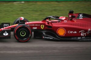Charles Leclerc feiert seinen Sieg in Silverstone, umgeben von jubelnden Ferrari-Fans.