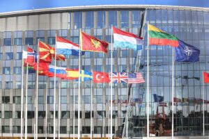 Nato-Hauptquartier mit Lettlands Präsident Edgars Rinkevics, der Herausforderungen und europäische Sicherheit anspricht.