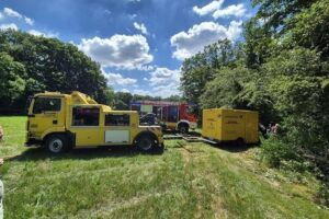 Lieferwagen, Feuerwehr im Einsatz, Wald, abschüssiges Gelände, Bergung, keine Verletzten.