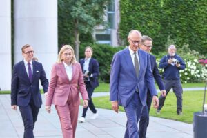 Friedrich Merz, Linnemann, Warken und weitere Politiker posieren gemeinsam: Kritik an geplanten Kabinettsumbildungen der Linken.