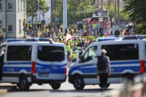 Zehntausende demonstrieren friedlich gegen AfD, während Polizei Präsenz zeigt und Proteste überwacht.