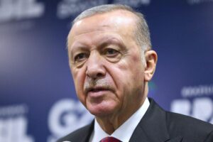 Erdogan und Fidan kritisiert: Doppelte Standards, Anti-Israel-Äußerungen, Menschenrechte im Fokus.