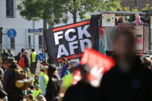 Massive Proteste und Blockaden vor AfD-Parteitag in Erfurt, viele Gegendemonstranten unterwegs.