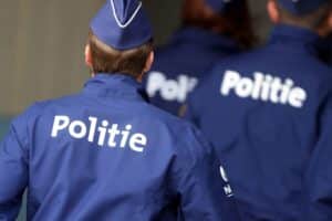 Brand im Wohnhaus in Antwerpen, Feuerwehr im Einsatz, Rettungskräfte evakuieren Menschen aus Rauch.