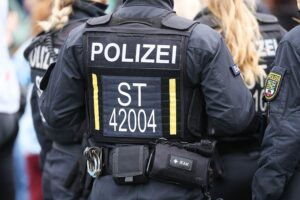 Polizeifahrzeug im Archiv; mehrere Verkehrsunfälle mit Verletzten sowie versuchter Wohnungseinbruch in Schwäbisch Hall.
