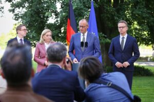 Bundeskanzler Merz mit Warken, Linnemann und Amthor: Kabinettsumbildung im Gesundheits- und Kanzleramt.
