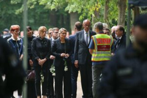 Friedrich Merz steht am Tatort im Berliner Tiergarten nach der Todesfahrt beim CSD.