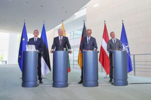 Pressekonferenz mit europäischen Staatsoberhäuptern, fokussiert auf NATO-Kooperation und Sicherheit in der Ostflanke.