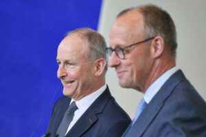 Friedrich Merz und Micheál Martin bei Treffen in Dublin, Diskussion über EU-Haushalt, Kürzungen und Wettbewerbsfähigkeit.