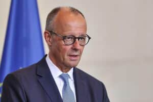 Friedrich Merz gratuliert dem neuen britischen Premier Andy Burnham; Besuch nach Berlin angekündigt.