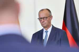 Friedrich Merz bei NATO-Gipfel: Ausstrahlung von Stärke, Einheit und europäischer Verteidigungsstrategie.