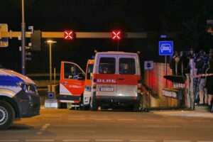 Kleintransporter rast beim Berliner CSD in Menschenmenge, nach Todesfahrt; Polizei sucht Tatverdächtigen.