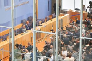 Friedrich Merz bei Sommerpressekonferenz 2025, umringt von Journalisten, im Berliner Saal.