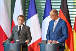 Emmanuel Macron und Friedrich Merz im Archivbild vor deutsch-französischem Ministerrat in Schloss Bensberg.