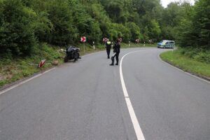 Motorradfahrerin stürzt in Linkskurve ab, kollidiert mit Leitpfosten; Polizei ermittelt (Archivfoto).