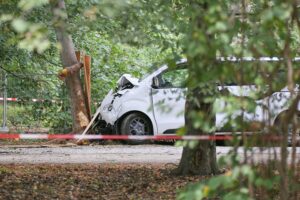 Polizeiabsperrung am CSD-Tatort in Berlin, Fahndungsfoto; weißer Citroën-Transporter nach Todesfahrt.