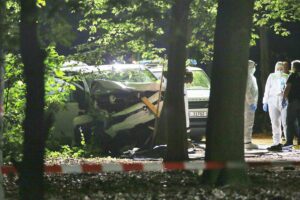 Kleintransporter prallt bei Berliner CSD in Menschenmenge; Polizei ermittelt nach Todesfahrt im Tiergarten.