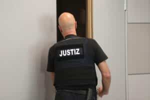 Justizvollzugsbeamter im Archiv, Taschenkontrollen in NRW-Justizvollzugsanstalten angekündigt.