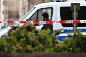 Polizeiabsperrung vor problematischen Wohnanlagen, überprüfte Wohnungen, Einsatzkräfte bei Kontrollen.
