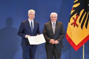 Steffen Bilger und Frank-Walter Steinmeier stehen bei einem Treffen vor der Öffentlichkeit in Berlin.