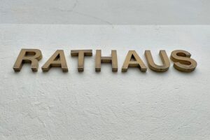 Symbolische Urkundenübergabe für neue Dorfregionen im Landwirtschaftsministerium, mit Fokus auf Gemeinschaftsentwicklung.