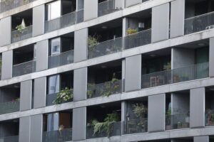 Modernes Wohnhaus mit Balkonen, symbolisiert soziale Wohnraumförderung und neue Bauprojekte in Niedersachsen.