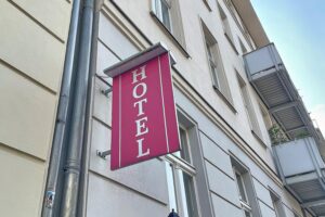 Hotel in Niedersachsen: Gäste und Übernachtungen steigen, besonders an Nordseeküste und Lüneburger Heide.