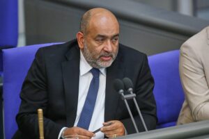Omid Nouripour kritisiert Trumps Drohung gegen den Iran, betont Zivilbevölkerung und internationale Auswirkungen.