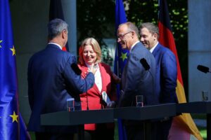 Politiker diskutieren Reformpaket zur Stärkung der deutschen Wirtschaft und Lohnnebenkosten in Berlin.