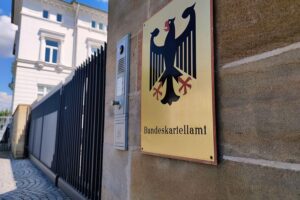 Bundeskartellamt-Gebäude (Archivfoto), im Hintergrund Untersuchung steigender Kraftstoffpreise gegen Mineralölkonzerne.