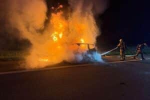 Brennendes Auto auf der Autobahn, Fahrer entkommt unverletzt, Löscharbeiten in vollem Gange.