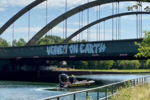 Feuerwehr im Einsatz am Dortmund-Ems-Kanal, Suche nach vermisster Person, tragisches Ergebnis.