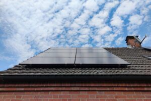 Auf Hausdächern montierte Solarzellen; Photovoltaik-Ausbau an Hamburger öffentlichen Gebäuden, Archivfoto.
