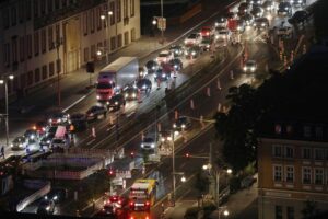 Feierabendverkehr auf einer Straße, Autos im dichten Stadtverkehr – mehr Pkw-Dichte in Deutschland.