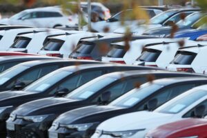 Archivfoto mit Autos auf der Straße: steigende Pkw-Dichte in Nordrhein-Westfalen Anfang 2026.