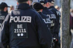 Polizei-Archivbild: Berliner Polizeihinweis zur Allgemeinverfügung am Denkmal für Sinti und Roma.