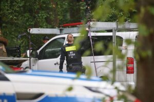 Polizeieinsatz am Tatort nach Todesfahrt beim Berliner CSD in Spandau; SEK-Szenen, Kleingartenanlage und Einsatzfahrzeuge.